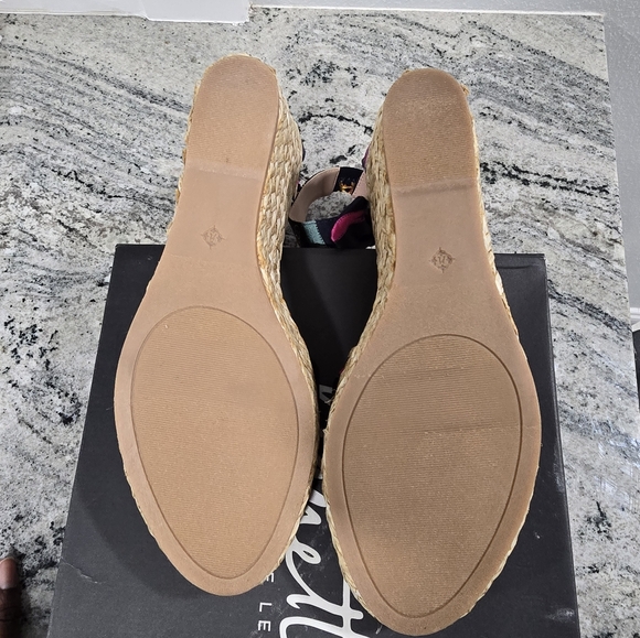 Chic Espadrille Wedge Sandals - Picture 4 of 5